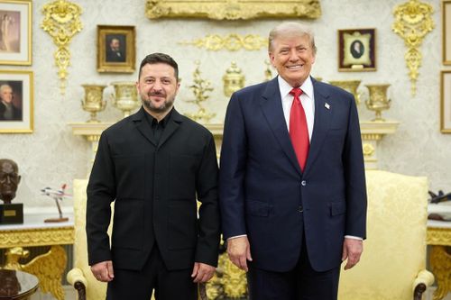 Tổng thống Ukraine Volodymyr Zelensky và Tổng thống Mỹ Donald Trump (phải). Ảnh: X/@ZelenskyyUa