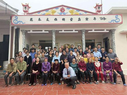 Đại gia đình anh Lâm chụp ảnh kỷ niệm trước căn nhà từ đường 