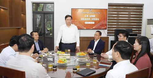 Chủ tịch UBND tỉnh Phú Thọ Trần Duy Đông trao đổi tại buổi cà phê doanh nhân. Ảnh: Báo Phú Thọ
