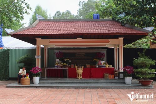 Bia tưởng niệm các Anh hùng liệt sĩ trong cuộc Tổng tiến công và nổi dậy Xuân Mậu Thân 1968 tại công viên Lê Thị Riêng.