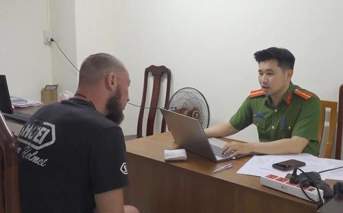 Smoliakov Konstantin làm việc với cơ quan công an. Ảnh: CACC