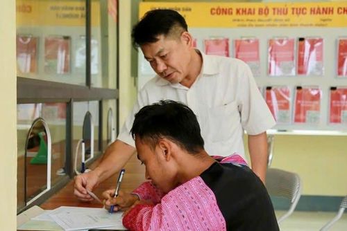 Anh Nguyễn Công Bằng, cán bộ công chức xã Mường Lý hướng dẫn người dân thủ tục hành chính.