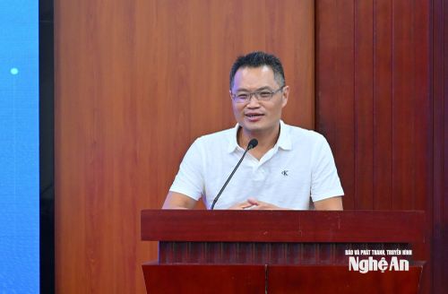 GS Hồ Tấn Nhựt - Đại học California State phát biểu tại tọa đàm. Ảnh: Thành Cường