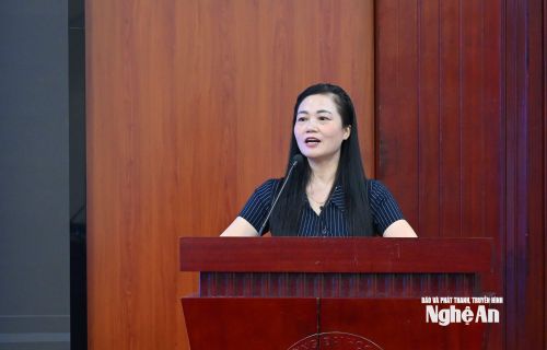 PGS.TS Đào Thị Minh Châu - Đại diện ban soạn thảo giới thiệu về Đề án Trung tâm Đổi mới sáng tạo tỉnh Nghệ An. Ảnh: Thành Cường