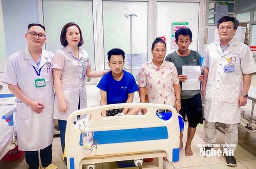 Các bác sĩ Bệnh viện Hữu nghị Đa khoa Nghệ An cùng gia đình nam sinh người Lào. Sau nhiều ngày kiên trì điều trị, sức khỏe nam sinh có nhiều chuyển biến tích cực. Ảnh: BVCC