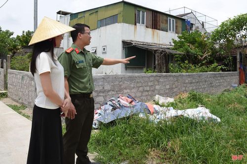 Khi biết địa phương triển khai mở rộng tuyến đường, vợ chồng Đại úy Hậu và chị Tú Anh đã sẵn sàng hiến đất mở rộng đường.