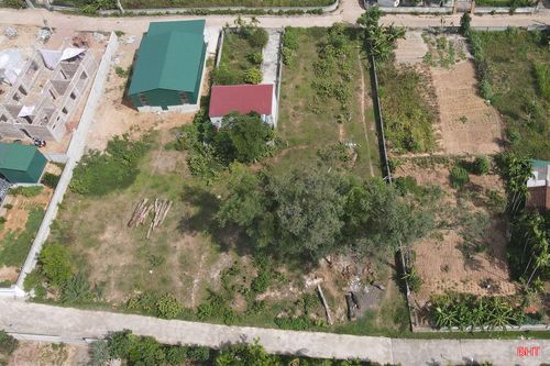 Ngoài việc hiến đất ở phường Thành Sen, đôi vợ chồng trẻ đã vận động bố mẹ hiến đất tại thôn Đại Đồng, xã Đồng Lộc để làm đường.