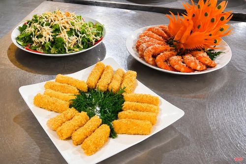 Nhà bếp hiện đại với những đầu bếp chuyên nghiệp.