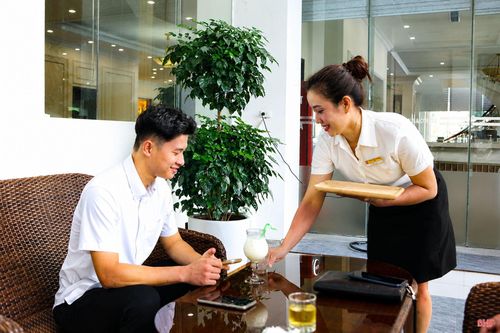 Đội ngũ nhân viên được đào tạo bài bản, phục vụ chuyên nghiệp.