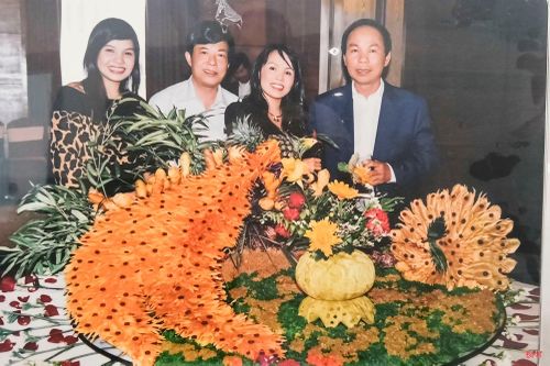 Ông Nguyễn Trường Sinh (thứ 2 từ trái qua) bên tác phẩm ẩm thực của Khách sạn Ngân Hà tham dự và đạt giải khuyến khích tại Hội thi chế biến món ăn dân tộc Việt Nam năm 2010.