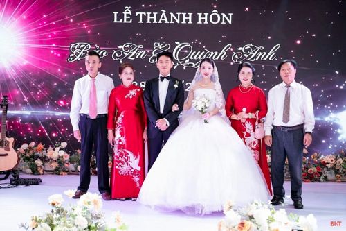 Ông Phan Danh Tý (ngoài cùng bên phải) cùng gia đình tổ chức đám cưới cho con tại Khách sạn Ngân Hà.