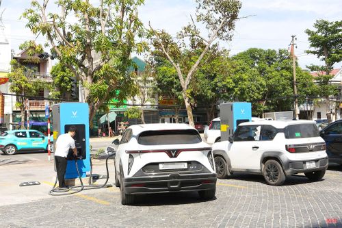 Khuôn viên Khách sạn Ngân Hà bố trí nhiều trụ sạc cho ô tô điện.
