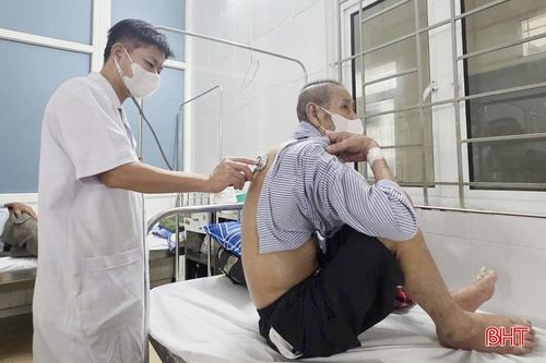 Bác sĩ Khoa Ung bướu và Y học hạt nhân (Bệnh viện Đa khoa tỉnh Hà Tĩnh) thăm khám cho bệnh nhân T.T.B
