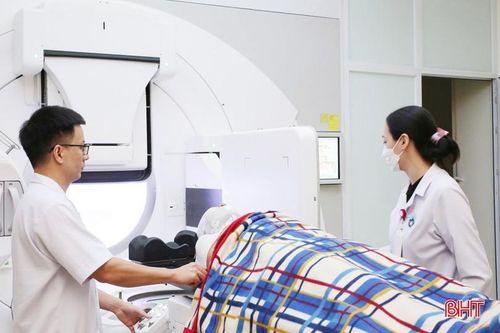 Kỹ thuật viên Khu xạ trị kỹ thuật cao (Bệnh viện Đa khoa tỉnh Hà Tĩnh) thực hiện thiết lập tư thế cho bệnh nhân bị ung thư phổi trước khi xạ trị trên hệ thống máy gia tốc tuyến tính.