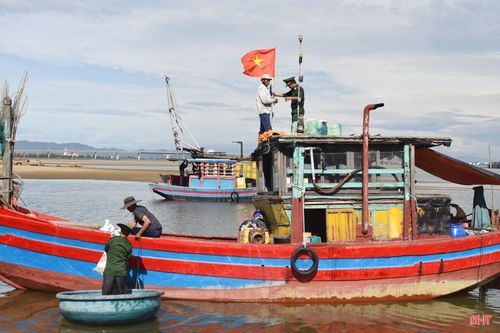 BĐBP Thiên Cầm đồng hành cùng ngư dân bám biển, vươn khơi để ổn định sinh kế, nâng cao thu nhập, cải thiện cuộc sống.