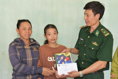 Lãnh đạo Đồn Biên phòng Đèo Ngang tặng quà cho các em học sinh nghèo vượt khó ở phường Hoành Sơn.