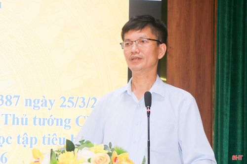 Thầy Đoàn Trọng Bình - Hiệu trưởng Trường THPT Lý Chính Thắng tham luận tại hội nghị.