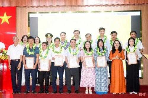 Vinh danh các đơn vị học tập tiêu biểu.