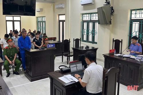 Đại diện Viện KSND khu vực 1 - Hà Tĩnh công bố cáo trạng.