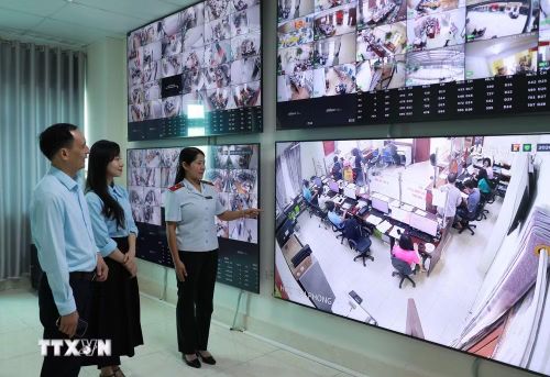Việc phục vụ người dân đến làm thủ tục hành chính tại Trung tâm phục vụ hành chính công tỉnh Lai Châu luôn được giám sát chặt chẽ. (Ảnh: Việt Dũng/TTXVN)