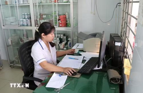 Căn cước công dân đã được tích hợp thẻ bảo hiểm y tế, giúp thủ tục khám bệnh được đơn giản, nhanh chóng. (Ảnh: Hữu Chí/TTXVN)