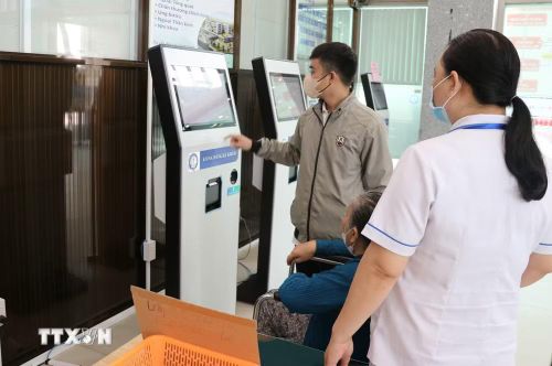 Người bệnh làm thủ tục đăng ký khám bệnh trực tuyến. (Ảnh: Hữu Chí/TTXVN)