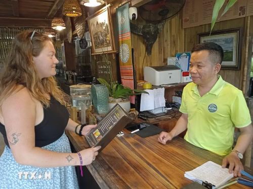 Du khách tham quan, nghỉ dưỡng tại Khu bảo tồn thiên nhiên Pù Luông, xã Pù Luông. (Ảnh: Nguyễn Nam/TTXVN)