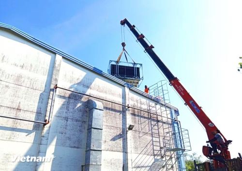 Thi công hệ thống điện năng lượng mặt trời tại Nhà máy Dược Thú y Cai Lậy (Mekovet), tọa lạc ở phường Cai Lậy, tỉnh Đồng Tháp. (Nguồn: Vietnam+)