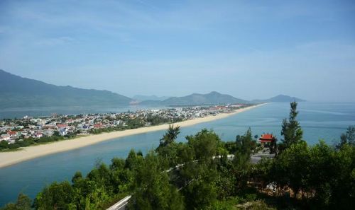 Vịnh Lăng Cô hiện lên như một bức tranh sống động, nơi biển xanh dịu dàng ôm ấp những dải cát trắng mịn màng. (Ảnh: Văn Dũng/TTXVN)