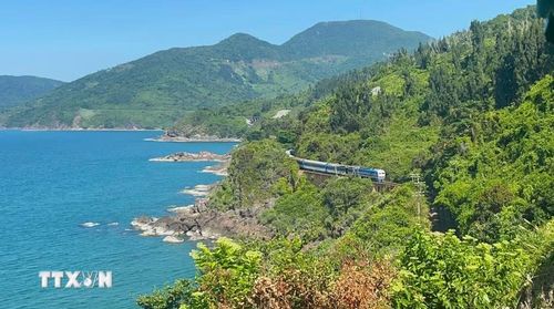 Vịnh Lăng Cô càng thêm quyến rũ bởi sự kết hợp của núi, đá và biển hòa quyện thành một bức tranh thiên nhiên hoàn hảo. (Ảnh: Văn Dũng/TTXVN)