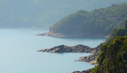 Những hòn đá xám sẫm nằm rải rác dưới chân núi Hải Vân, như những mảnh ghép thô ráp của thiên nhiên xen lẫn giữa vẻ đẹp dịu dàng của biển xanh Lăng Cô. (Ảnh: Văn Dũng/TTXVN)
