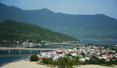 Dưới ánh nắng ban mai hay lúc chiều tà, vịnh càng thêm lung linh, quyến rũ, khiến ai từng đặt chân đến đều phải say đắm trước vẻ đẹp đầy quyến rũ này. (Ảnh: Văn Dũng/TTXVN)