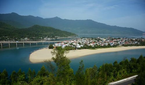 Vẻ yên bình của làng chài nhỏ khiến Lăng Cô trở thành nơi lý tưởng để tận hưởng vẻ đẹp nguyên sơ, thanh bình của thiên nhiên. (Ảnh: Văn Dũng/TTXVN)