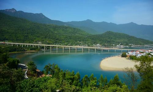 Vẻ đẹp hoang sơ, thanh bình cùng hệ sinh thái phong phú đã khiến nơi đây được ví như chốn bồng lai tiên cảnh. (Ảnh: Văn Dũng/TTXVN)