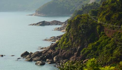 Những khối đá nhấp nhô, sắc cạnh vươn ra biển, hòa cùng làn nước trong veo xanh ngọc bích của vịnh Lăng Cô. (Ảnh: Văn Dũng/TTXVN)