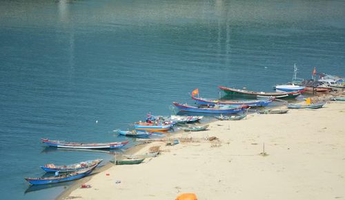 Những chiếc thuyền thúng và ghe đánh cá neo đậu trên vịnh Lăng Cô lặng lẽ trên mặt biển với nhiều màu sắc hòa trộn với nhau. (Ảnh: Văn Dũng/TTXVN)