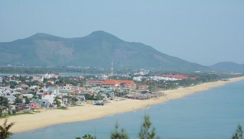 Vẻ đẹp hoang sơ, thanh bình cùng hệ sinh thái phong phú đã khiến nơi đây được ví như chốn bồng lai tiên cảnh. (Ảnh: Văn Dũng/TTXVN)