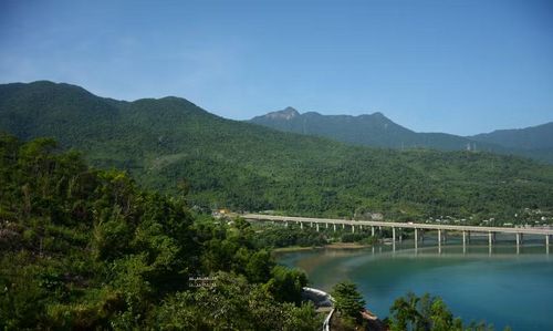 Vẻ đẹp hoang sơ, thanh bình cùng hệ sinh thái phong phú đã khiến nơi đây được ví như chốn bồng lai tiên cảnh. (Ảnh: Văn Dũng/TTXVN)