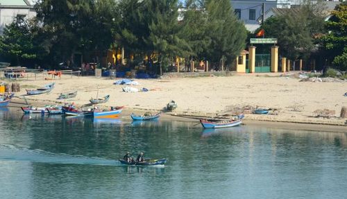 Không khí trong lành và vẻ yên bình của làng chài nhỏ khiến Lăng Cô trở thành nơi lý tưởng để tận hưởng vẻ đẹp nguyên sơ, thanh bình của thiên nhiên. (Ảnh: Văn Dũng/TTXVN)
