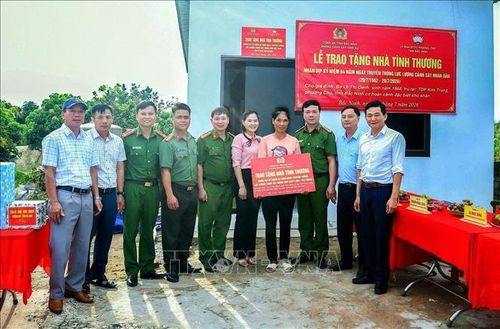 Phòng Cảnh sát hình sự (Công an tỉnh Bắc Ninh) phối hợp với Ủy ban MTTQ Việt Nam phường Chũ tổ chức lễ trao tặng nhà tình thương cho bà Lê Thị Oanh, gia đình có hoàn cảnh đặc biệt khó khăn tại tổ dân phố Kim Trung.