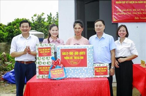 Chính quyền phường Chũ cũng tặng nhiều phần quà ý nghĩa cho Lê Thị Oanh, gia đình có hoàn cảnh đặc biệt khó khăn.