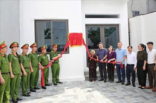 Ủy ban MTTQ tỉnh Bắc Ninh phối hợp với Phòng Cảnh sát kinh tế (Công an tỉnh Bắc Ninh) và xã Yên Phong tổ chức lễ bàn giao Nhà Đại đoàn kết cho gia đình bà Bùi Thị Liên, hộ có hoàn cảnh đặc biệt khó khăn tại thôn Đông Thái.