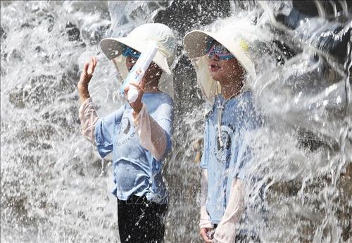 Các em nhỏ chơi đùa trong công viên nước để tránh nóng, tại Seoul, Hàn Quốc. Ảnh: Yonhap/TTXVN phát