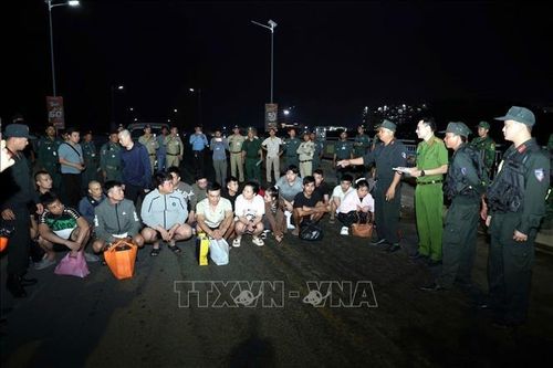 Nhóm đối tượng lừa đảo trên không gian mạng hoạt động ở Campuchia bị Công an tỉnh Lạng Sơn và các đơn vị phối hợp phát hiện, bắt giữ. Ảnh tư liệu: TTXVN