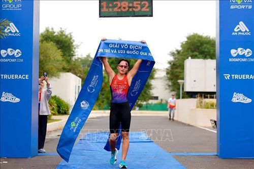 Vận động viên về đích nội dung thi đấu Triathlon (bơi - đạp xe - chạy bộ) tại Giải Vô địch Triathlon trẻ và U23 Quốc gia 2026.