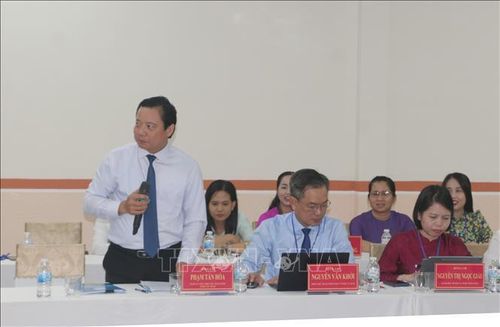 Ông Phạm Tấn Hòa, Phó Chủ tịch UBND tỉnh Tây Ninh, phát biểu tham luận tại hội nghị.