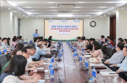 Trong kỷ nguyên số, khi Internet và mạng xã hội hiện diện trong từng mái nhà, thách thức không dừng ở khoảng cách thế hệ mà còn nằm ở sự đứt gãy trong kết nối tinh thần. Ảnh: Phan Phương/TTXVN