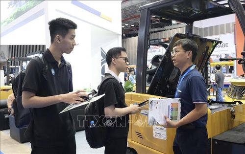 Doanh nghiệp giới thiệu sản phẩm, dịch vụ tới khách tham quan tại VILOG 2026.