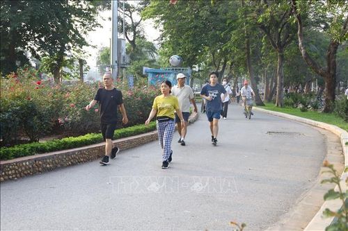 Với không gian rộng lớn, hồ nước trong xanh và hàng cây rợp bóng, công viên Thống Nhất là nơi người dân tìm đến thư giãn, tập luyện thể thao và ôn lại những dấu mốc lịch sử hào hùng của dân tộc. Ảnh: Quốc Lũy/TTXVN
