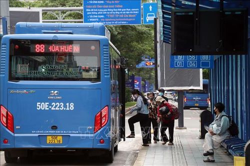 Hành khách lên xe buýt tại trạm trung chuyển trên đường Hàm Nghi sáng 30/7/2026. Ảnh: Tiến Lực/TTXVN